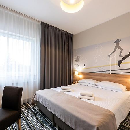 Hotel Maraton Шамотулы Экстерьер фото