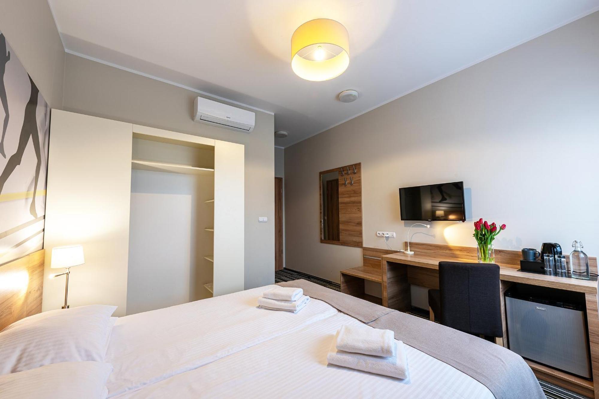 Hotel Maraton Шамотулы Экстерьер фото
