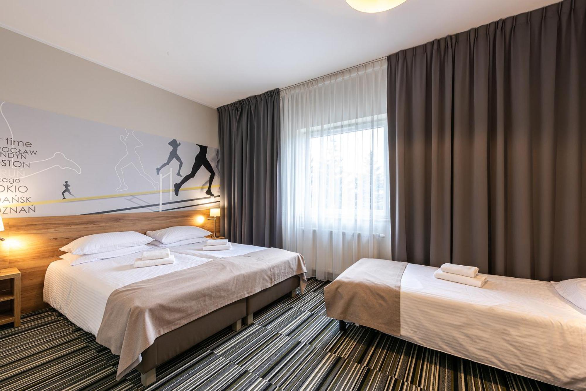 Hotel Maraton Шамотулы Экстерьер фото